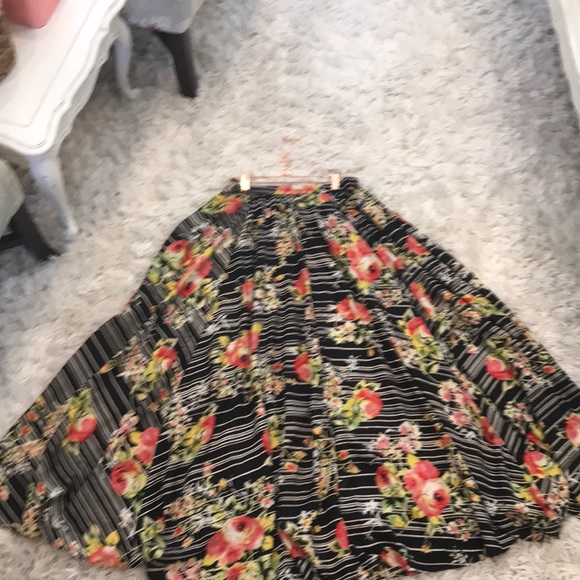Beautiful Floral Skirt - Picture 2 of 3